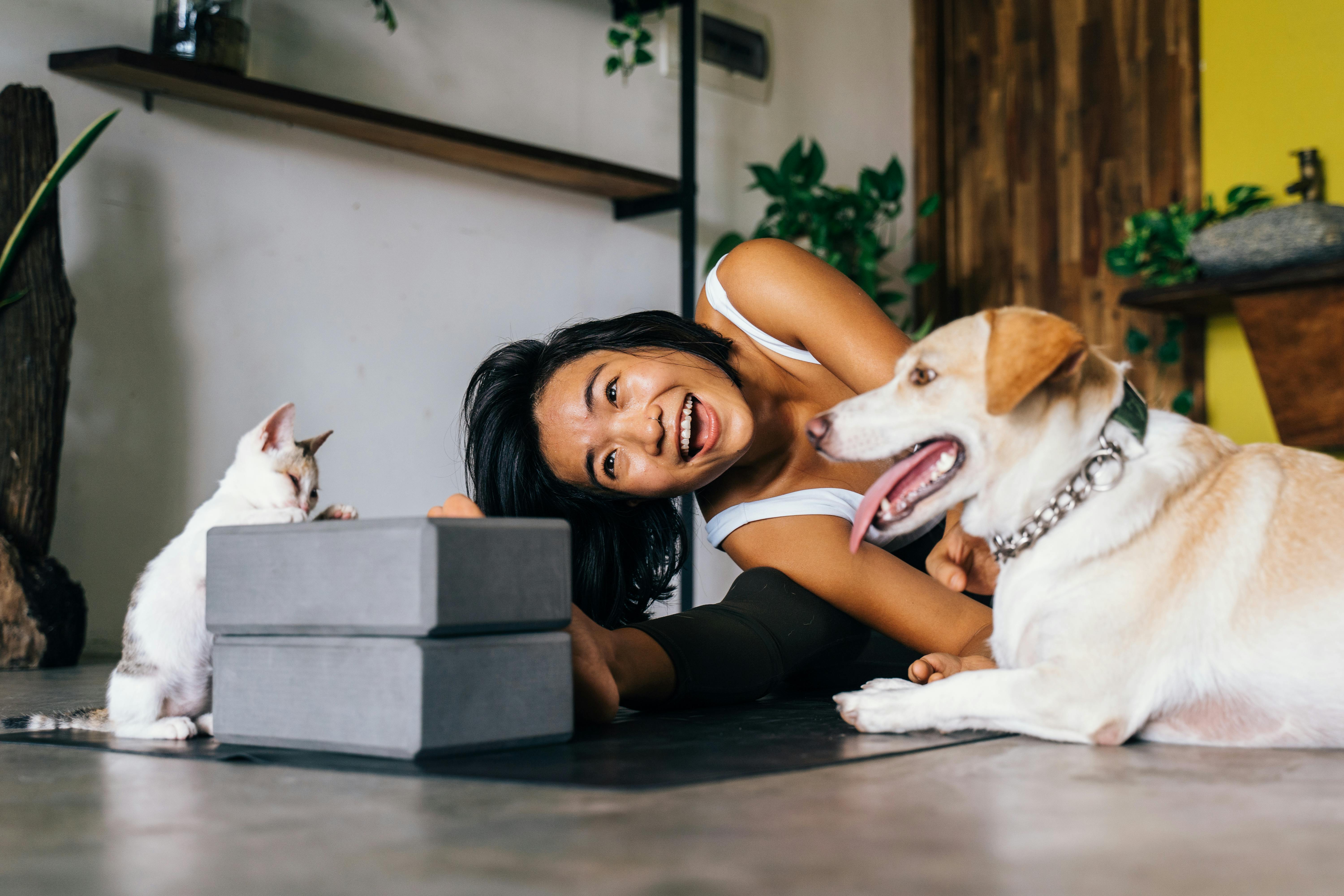 Grupo de voluntarios de la fundación sonriendo